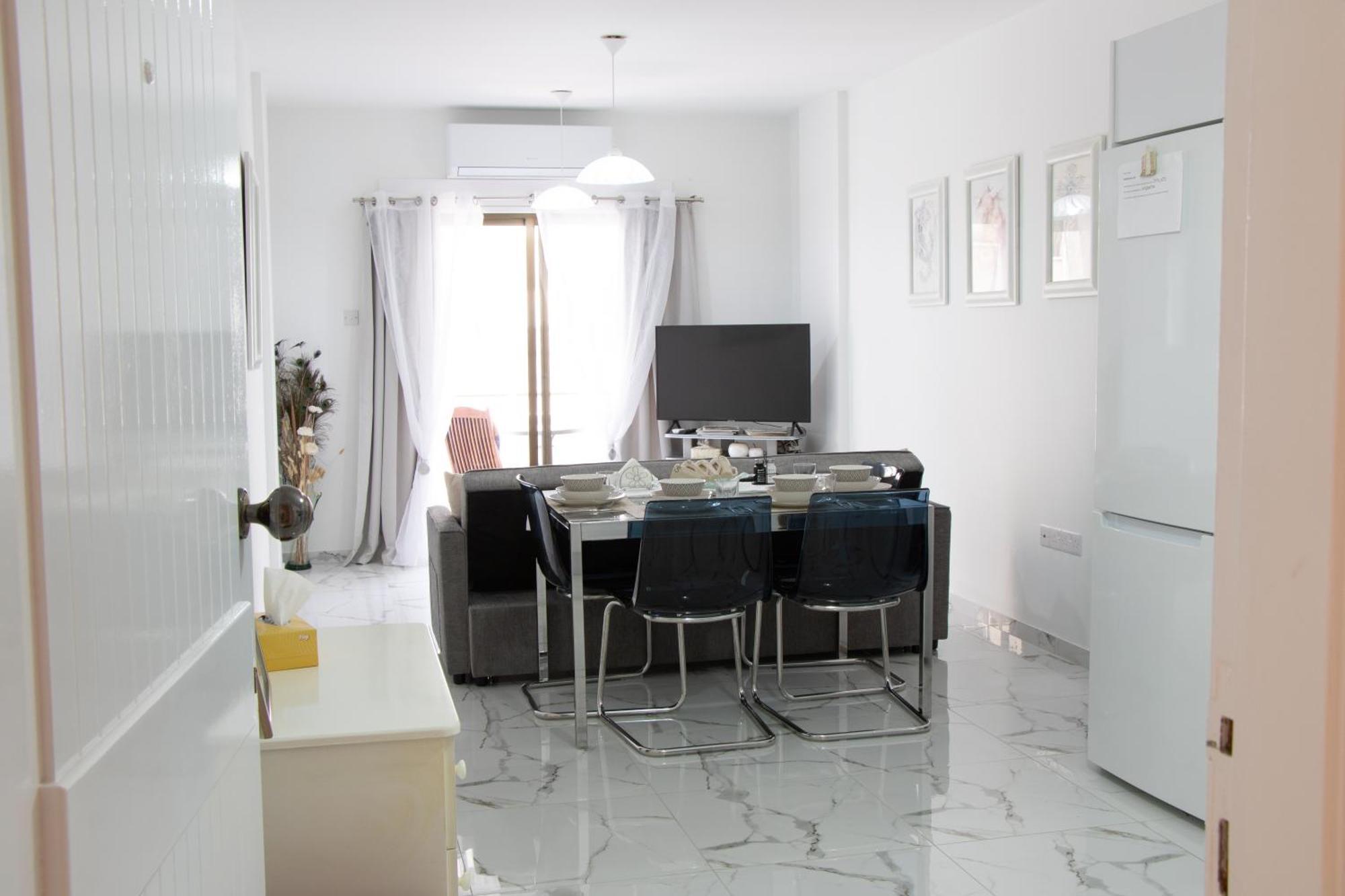 Apartment,Near The Beach Pinikoudes 라르나카 외부 사진